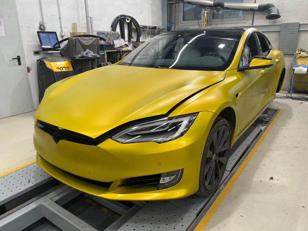 Tesla Model S giallo satinato